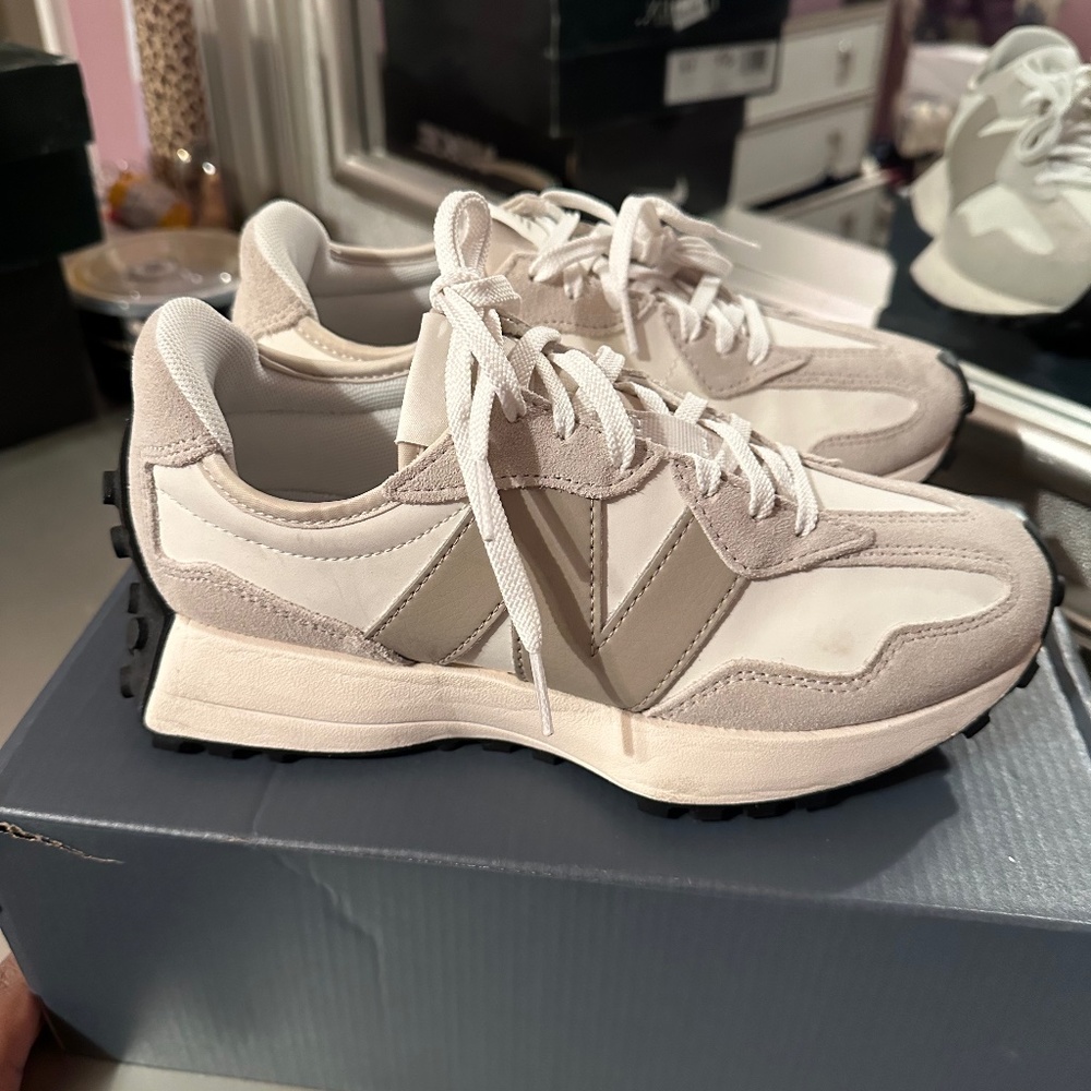 New Balance 327 sneakers